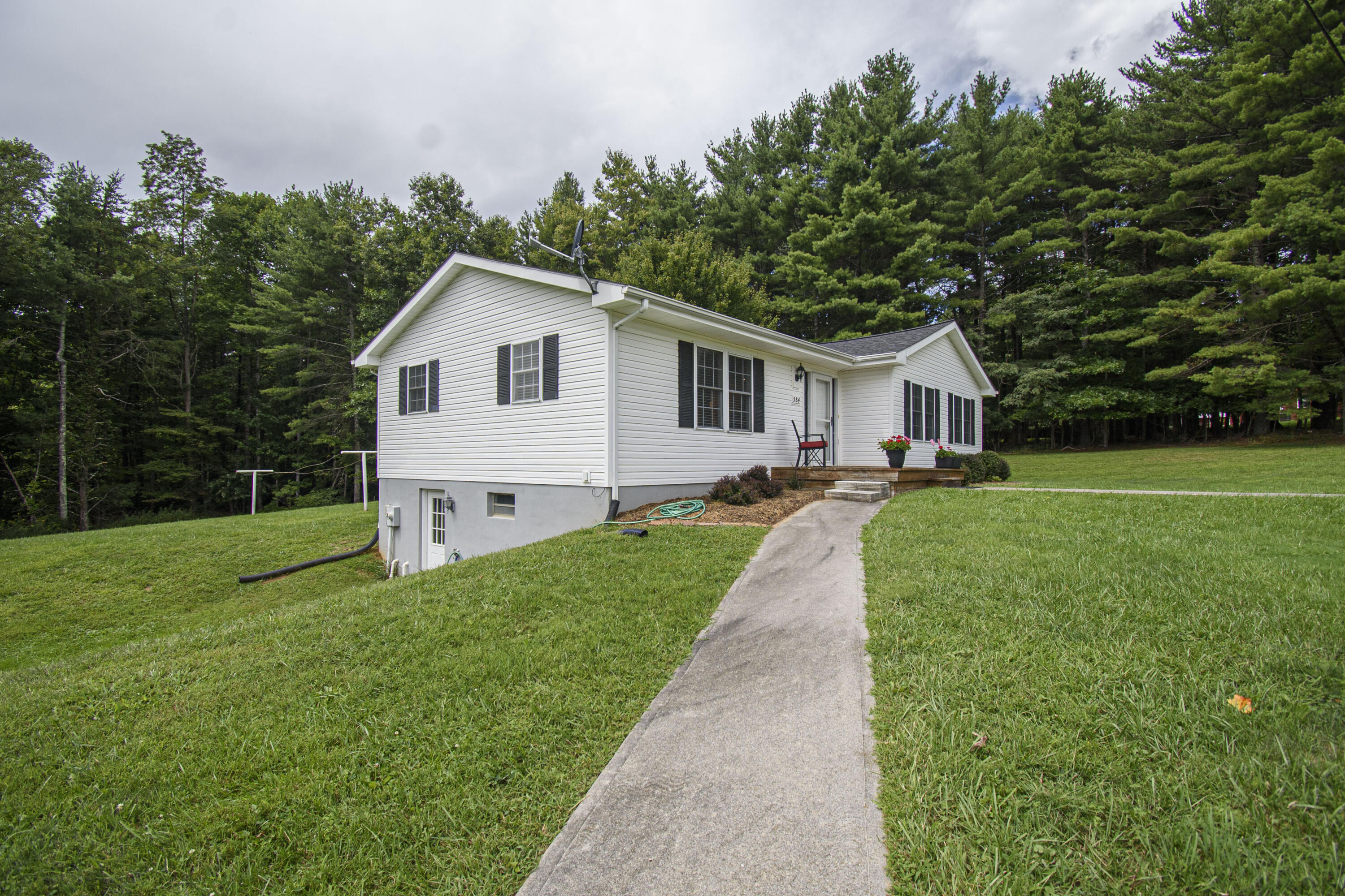 584 Kings Store Road Northeast Floyd, VA 24091 - Photo 13 of 51 a front view of house with yard and green space