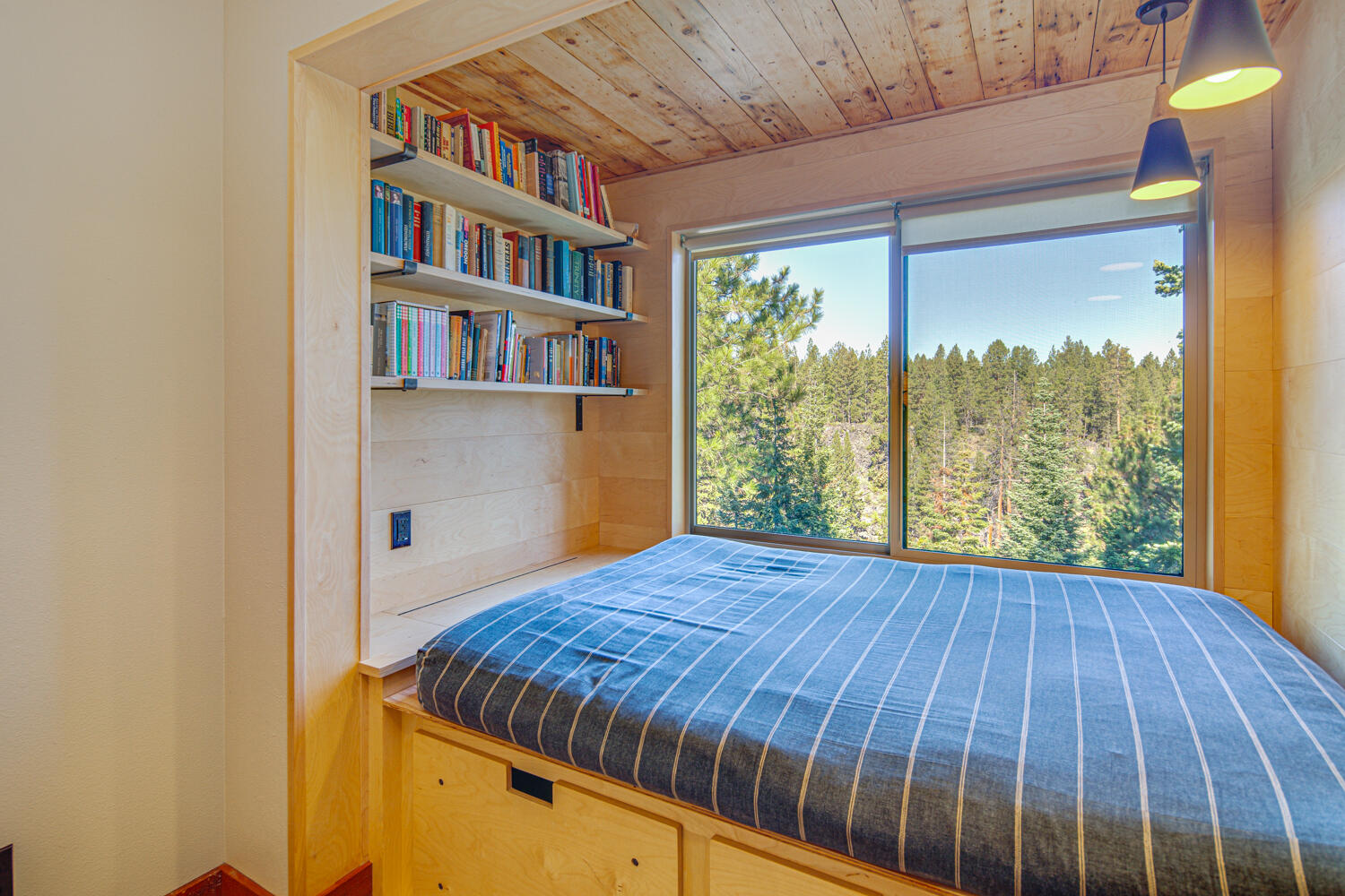 18776 Choctaw Road Bend, OR 97702 - Photo 22 of 52 Reading nook