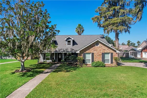 $419,000 | 31 East Woodlawn Drive, Destrehan, LA 70047