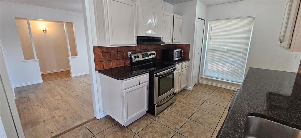 1900 Apple Valley Road Plano, TX 75023 - Photo 14 of 32 a kitchen with granite countertop a stove and a refrigerator
