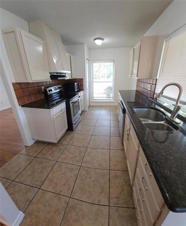 1900 Apple Valley Road Plano, TX 75023 - Photo 19 of 32 a kitchen with granite countertop a sink a counter top space appliances and cabinets