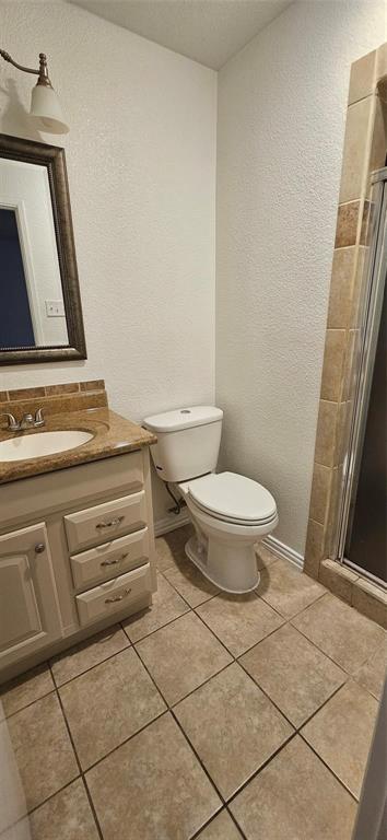 1900 Apple Valley Road Plano, TX 75023 - Photo 21 of 32 a bathroom with a toilet and a mirror