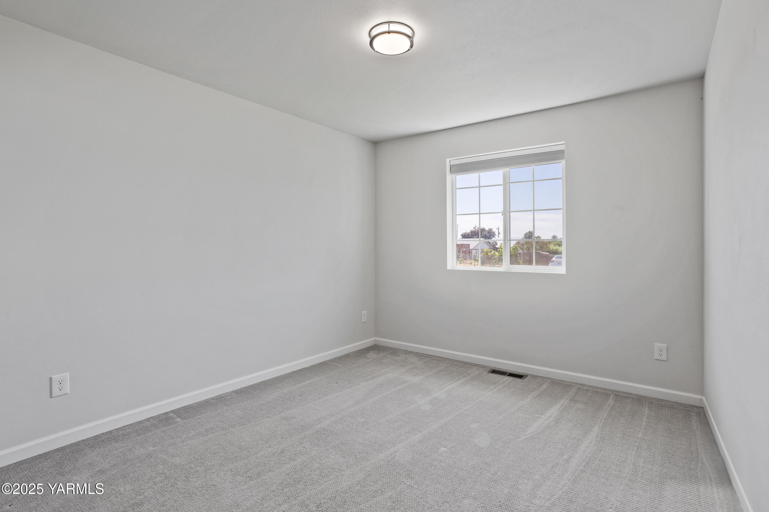 3485 Selah Loop Road Selah, WA 98942 - Photo 18 of 38 an empty room with windows