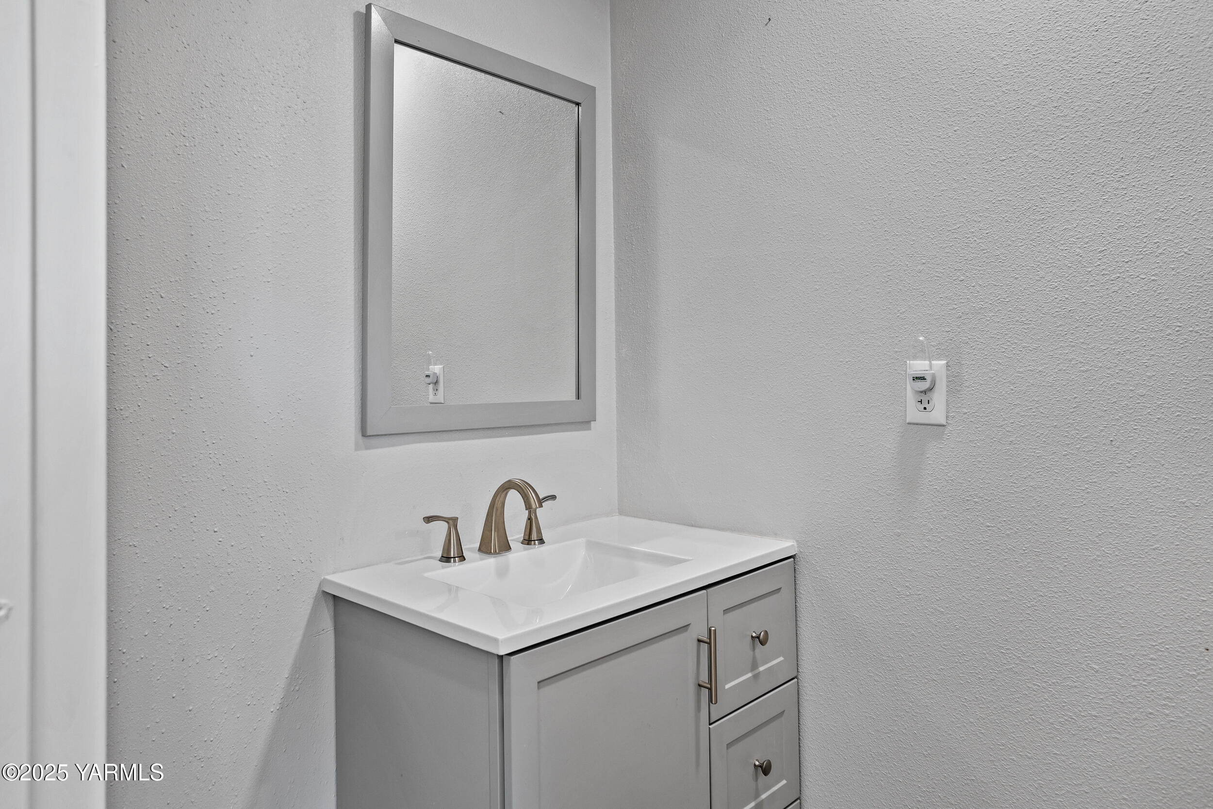 3485 Selah Loop Road Selah, WA 98942 - Photo 26 of 38 a bathroom with a sink and a mirror