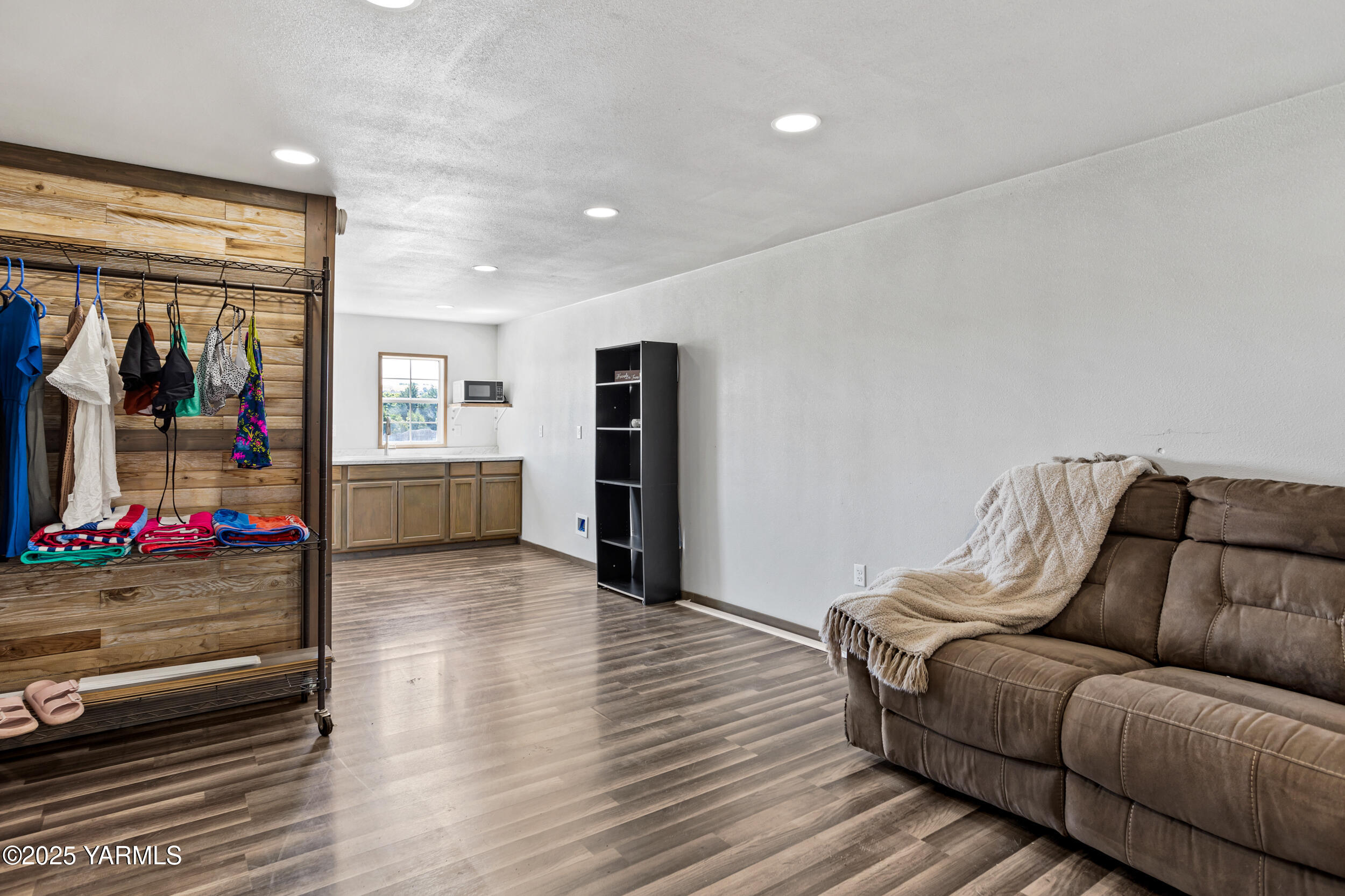 3485 Selah Loop Road Selah, WA 98942 - Photo 28 of 38 a living room with furniture and a gate