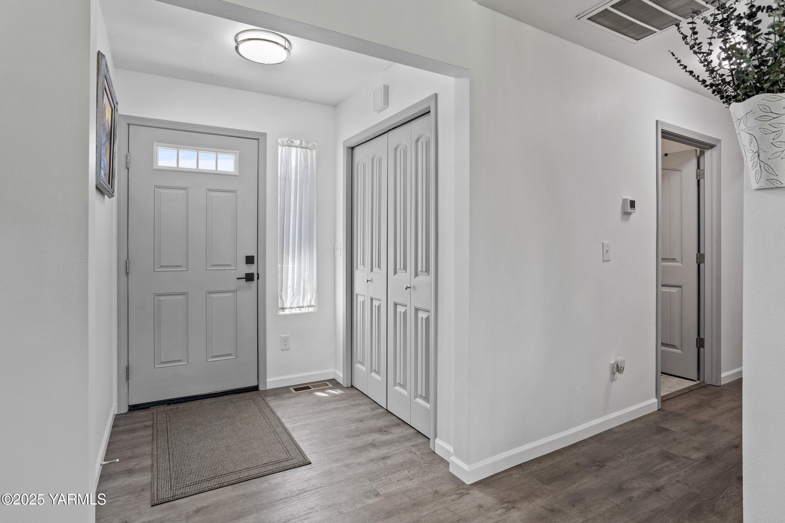 3485 Selah Loop Road Selah, WA 98942 - Photo 3 of 38 an empty room with windows and closet