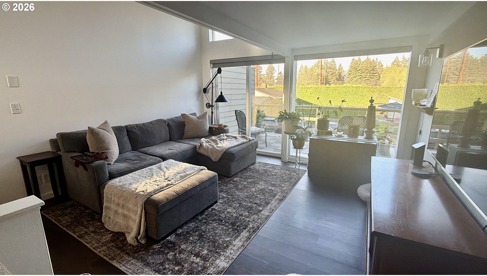 327 Country Club Road Eugene, OR 97401 - Photo 18 of 48 Living Room