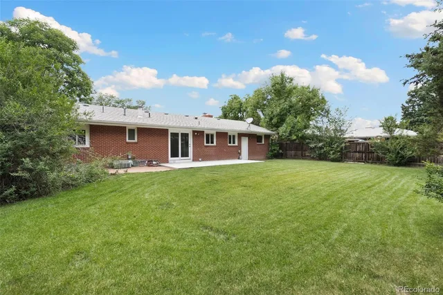 a view of a house with backyard and garden