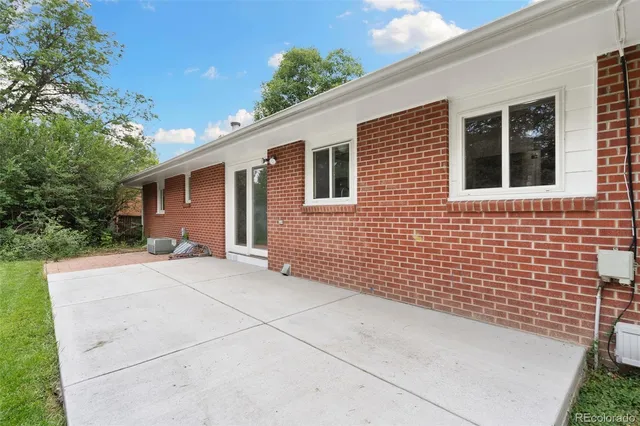 a view of a house with backyard