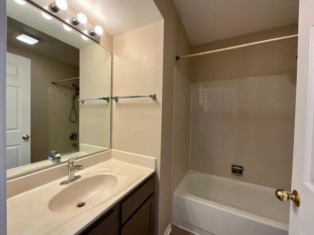 $1,950 | 290 Crestview Drive, Unit C, Wauconda, IL 60084