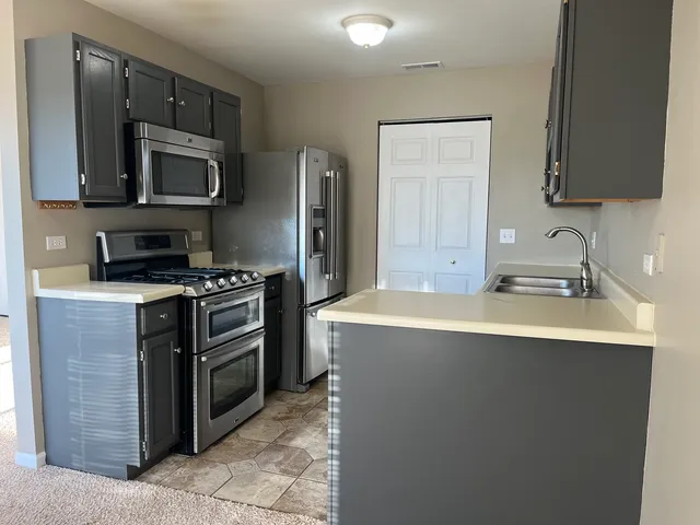 $1,950 | 290 Crestview Drive, Unit C, Wauconda, IL 60084