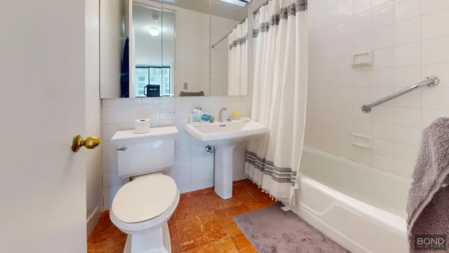 $6,000 | 525 East 72nd Street, Unit 15G | Lenox Hill