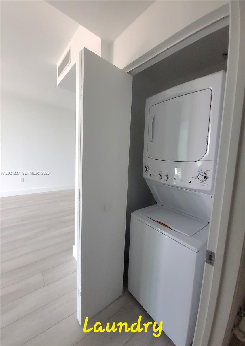 90 Southwest 3rd Street, Unit 2208 Miami, FL 33130 - Photo 19 of 56 a utility room with dryer and washer