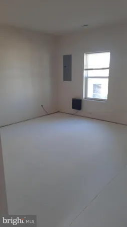 a view of empty room with window