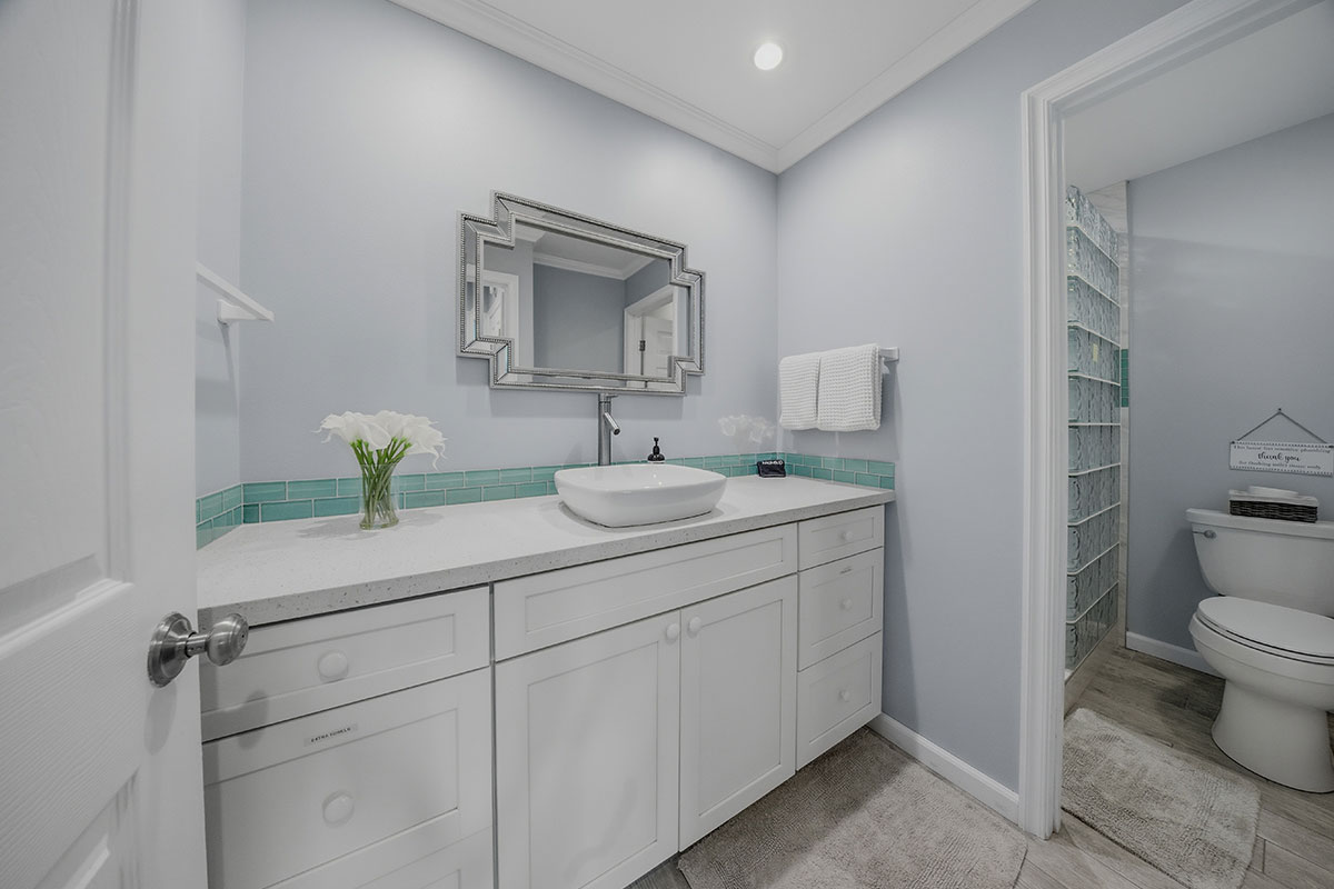 525 Aleka Loop, Unit J2 Kapaa, HI 96746 - Photo 15 of 30 a bathroom with a toilet sink and mirror