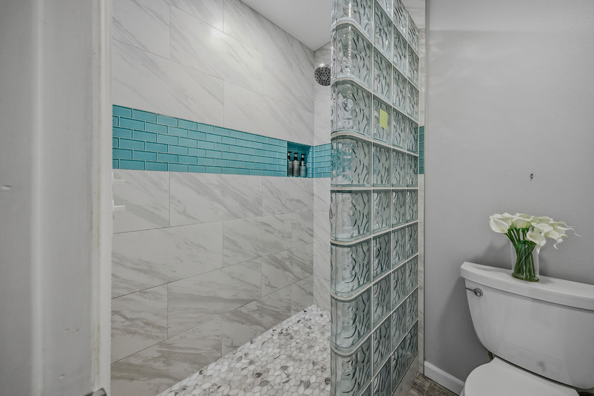 525 Aleka Loop, Unit J2 Kapaa, HI 96746 - Photo 17 of 30 a bathroom with a toilet and a shower