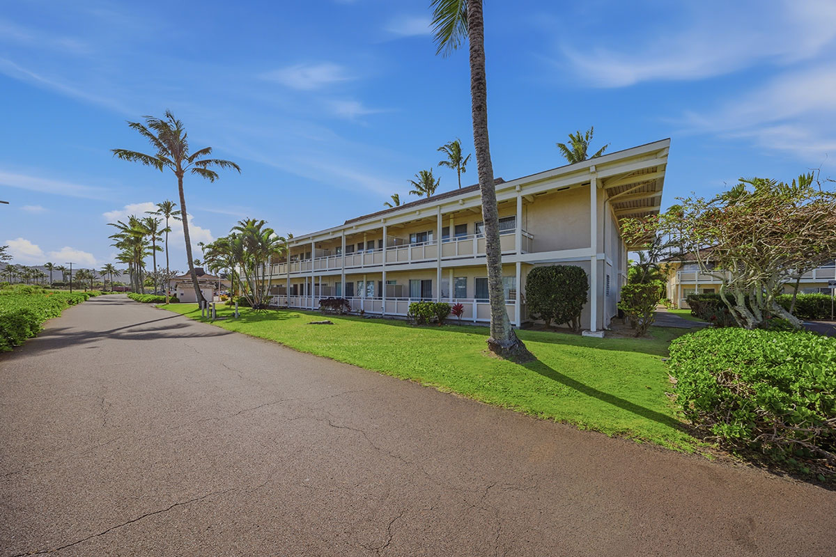 525 Aleka Loop, Unit J2 Kapaa, HI 96746 - Photo 27 of 30 a porch with a yard and a fountain