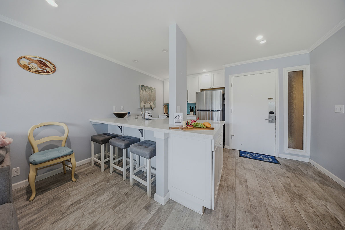 525 Aleka Loop, Unit J2 Kapaa, HI 96746 - Photo 8 of 30 a living room with furniture and a wooden floor