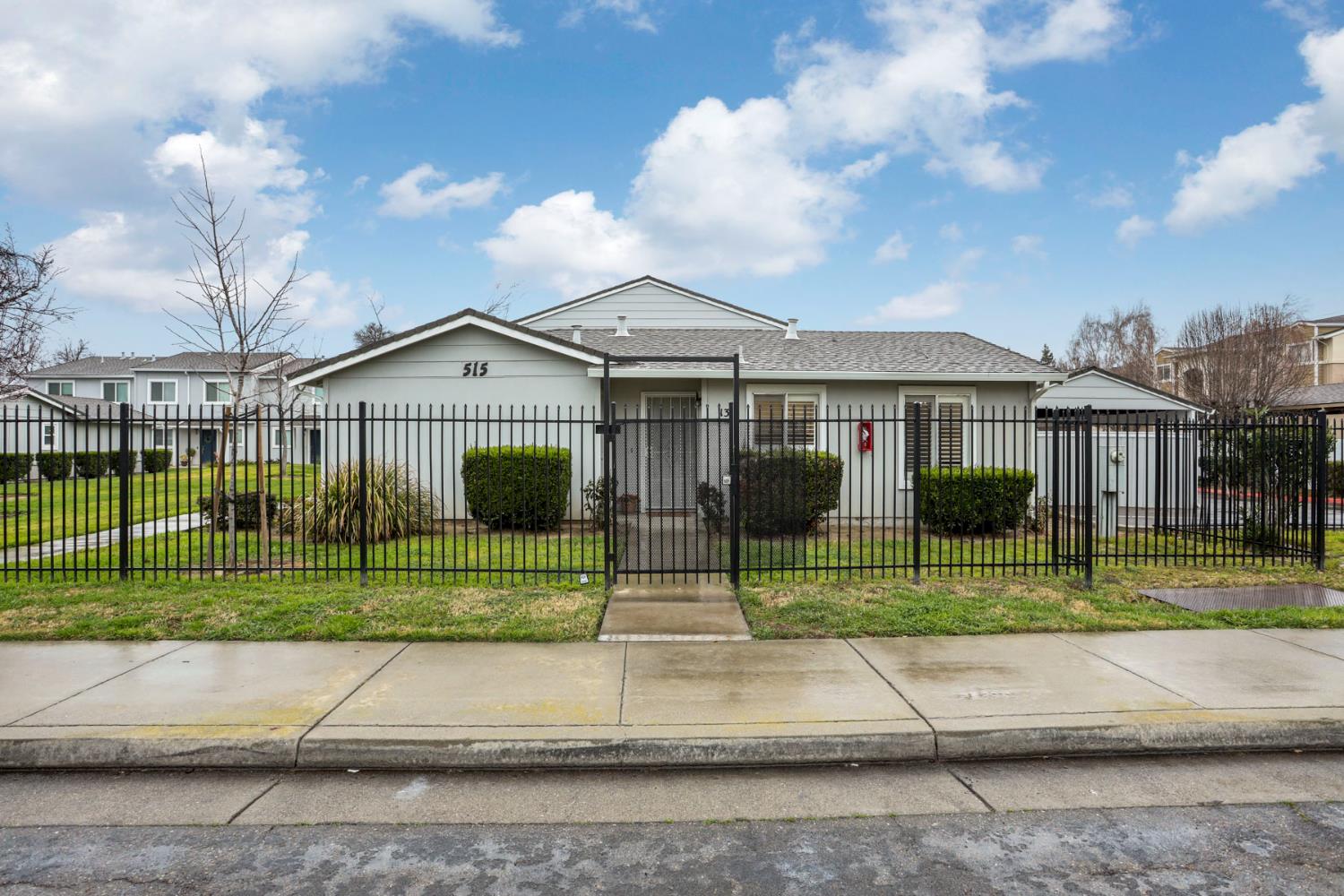 515 Peerless Way, Unit 13 Tracy, CA 95376 - Photo 3 of 41