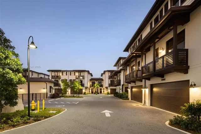 $12,000 | 7498 Southwest 100th Street, Unit 8, Pinecrest, FL 33156