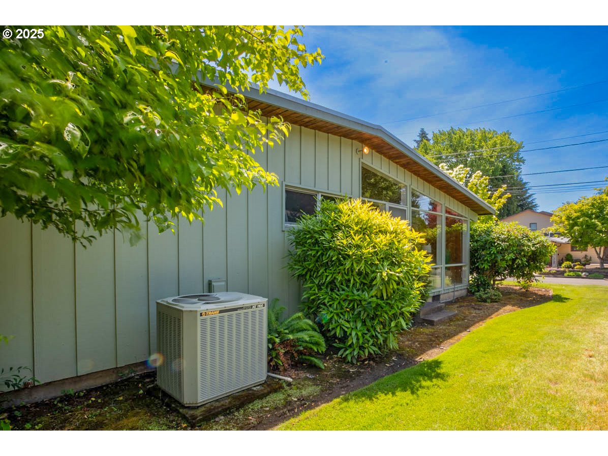 1439 Barton Street Eugene, OR 97404 - Photo 24 of 30 a backyard of a house with lots of green space