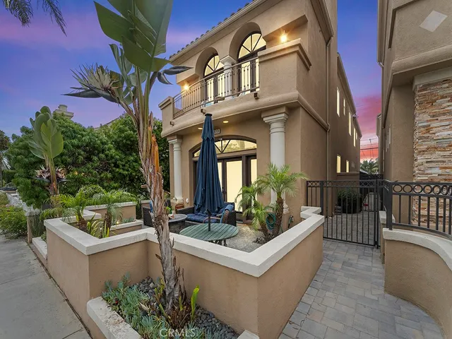 $2,350,000 | 513 Pecan Avenue, Huntington Beach, CA 92648