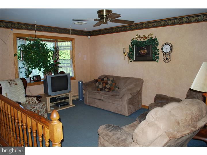 111 Tweed Road Oxford, PA 19363 - Photo 5 of 25 Living Room