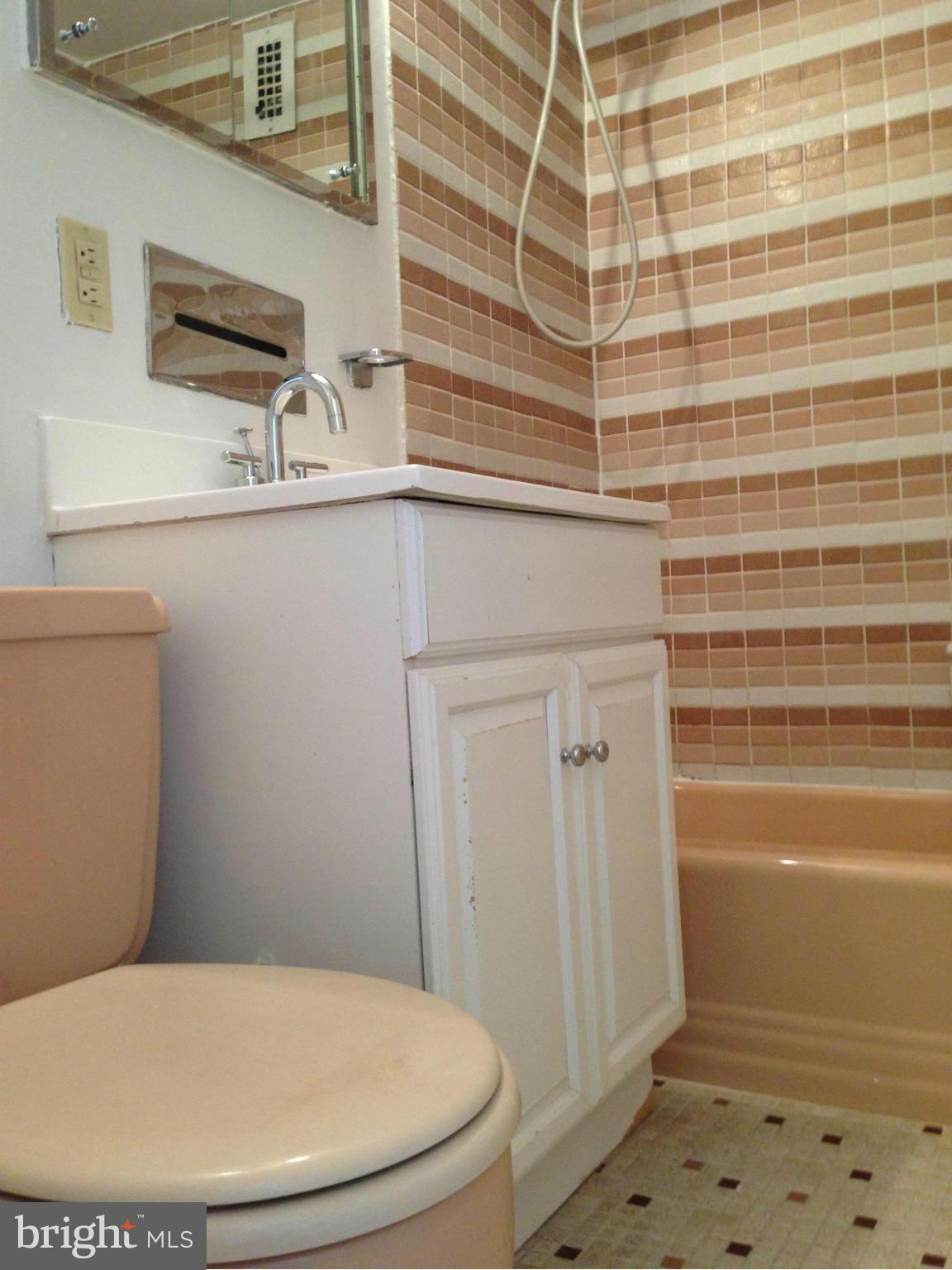 1601 18th Street Northwest, Unit 810 Washington, DC 20009 - Photo 8 of 11 Bath (Master)