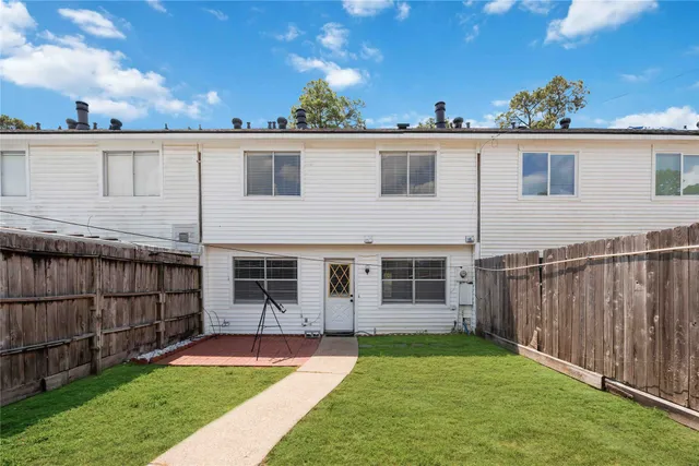 a view of a house with backyard and garden