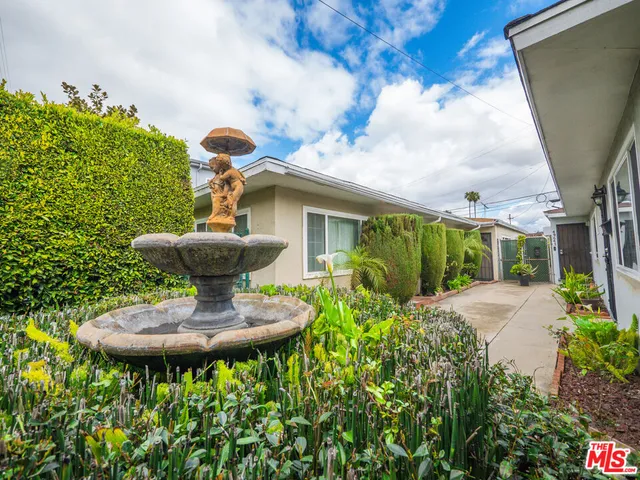a view of a fountain in the backyard of a house