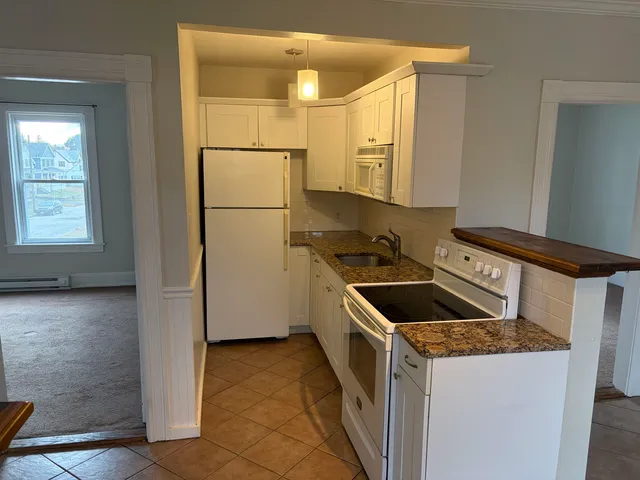 $1,800 | 90 Longwood Avenue, Unit 2, Manchester, NH 03109