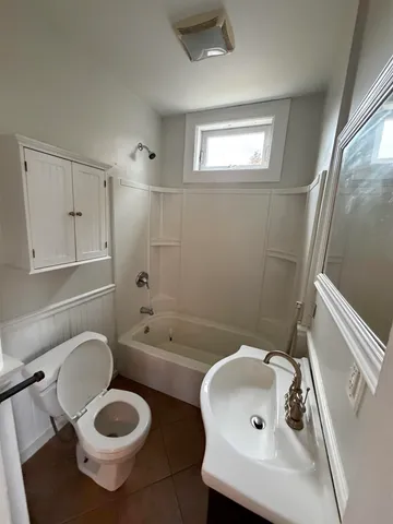 $1,800 | 90 Longwood Avenue, Unit 2, Manchester, NH 03109