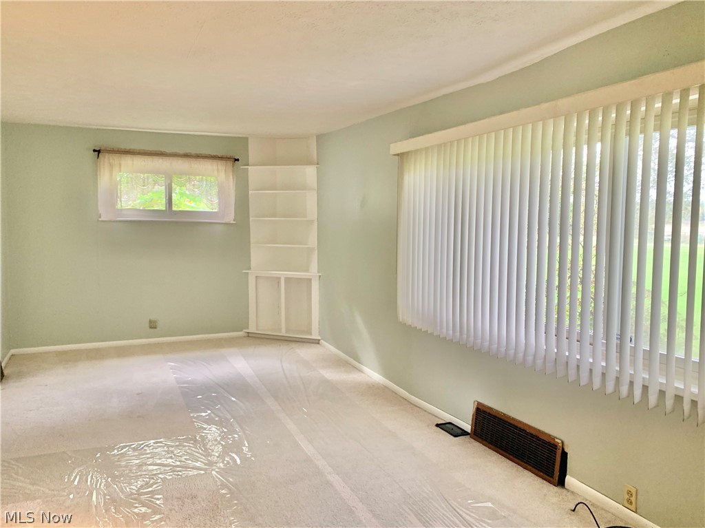 9198 Tallmadge Road Diamond, OH 44412 - Photo 17 of 35 Living room