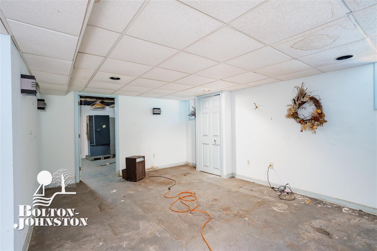 979 Barrington Road Grosse Pointe, MI 48230 - Photo 32 of 41 50082672-31.JPG