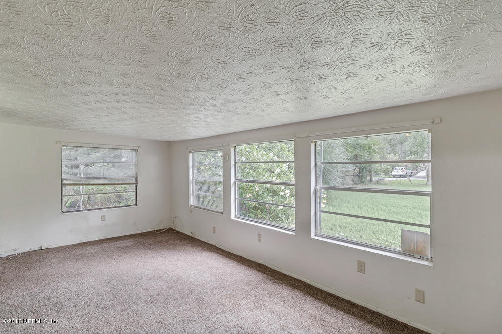 9261 Wild Road Jacksonville, FL 32220 - Photo 2 of 24 Living Room