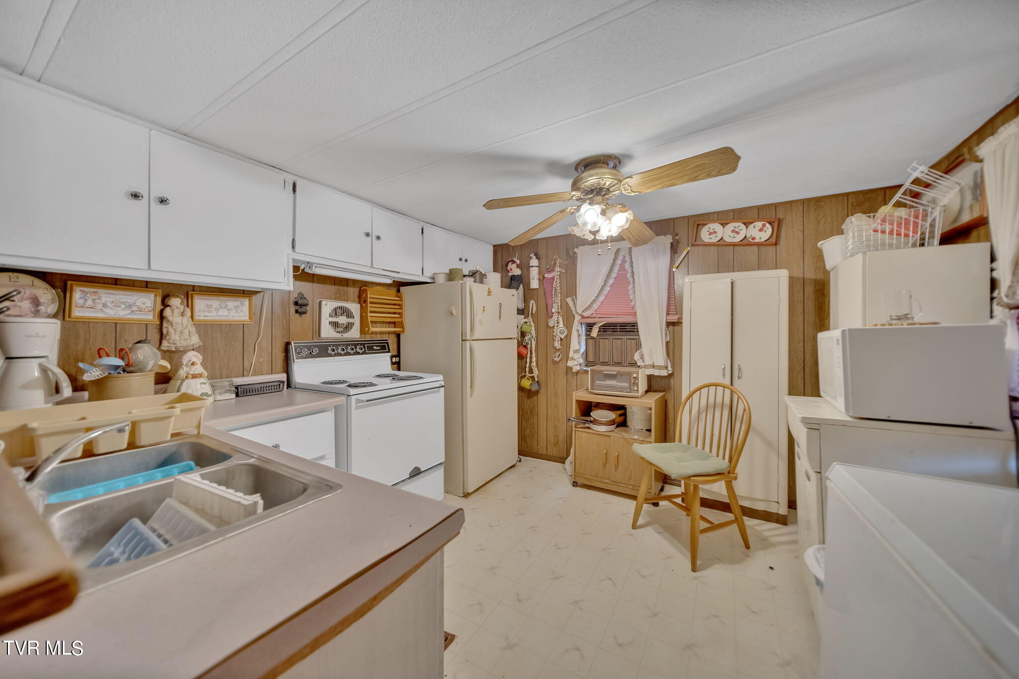 1643 Covington Road Dandridge, TN 37725 - Photo 8 of 22 9-web-or-mls-2B4A1351