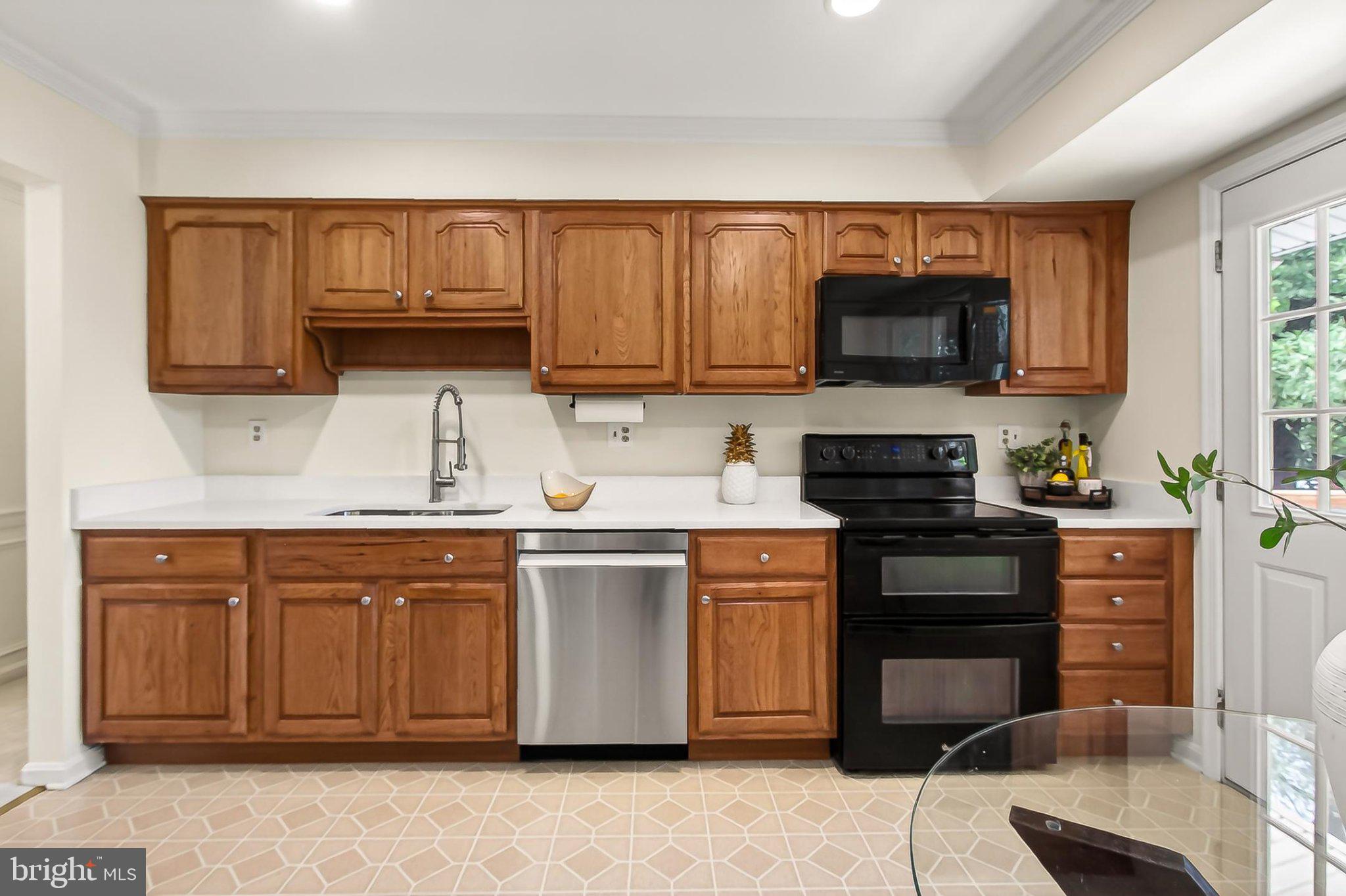 6908 Rochambeau Place Springfield, VA 22153 - Photo 19 of 70 Solid wood cabinets & Gemini double oven range