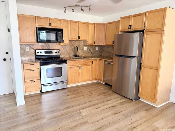 $2,000 | 1617 Clark Street, Unit 404, Honolulu, HI 96822
