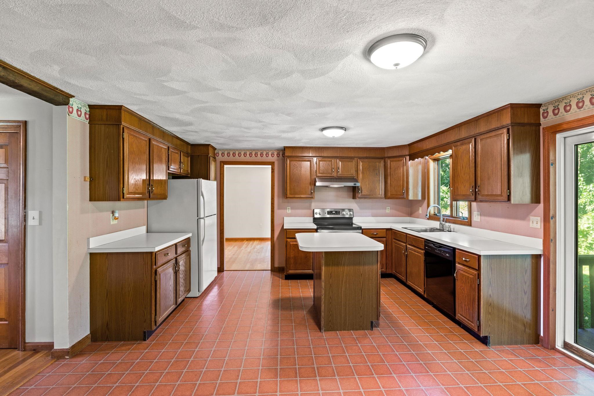 497 Mammoth Road Pelham, NH 03076 - Photo 4 of 40