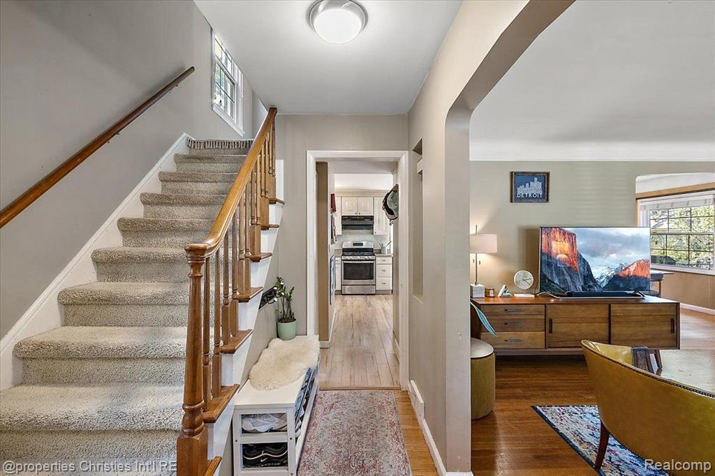 1683 Severn Road Grosse Pointe Woods, MI 48236 - Photo 7 of 47