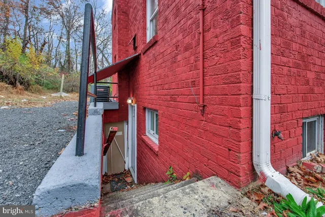 a view of entryway with kitchen