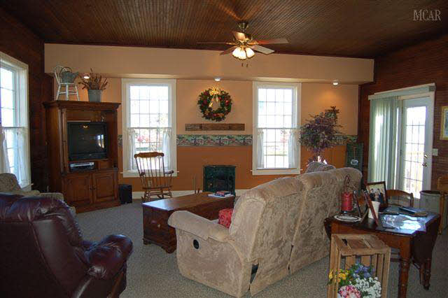 12189 Minx Road Temperance, MI 48182 - Photo 7 of 19 Living Room
