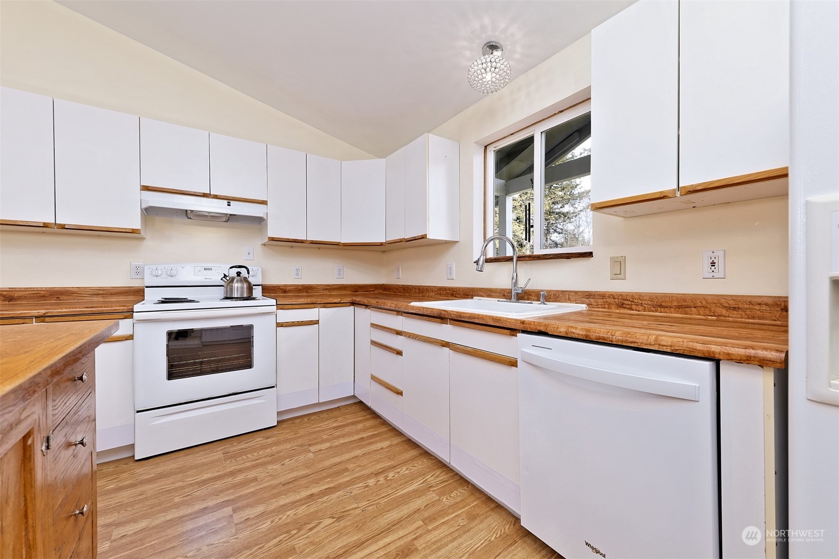 6545 East Grapeview Loop Road Allyn, WA 98524 - Photo 8 of 40 Gallery Image 8