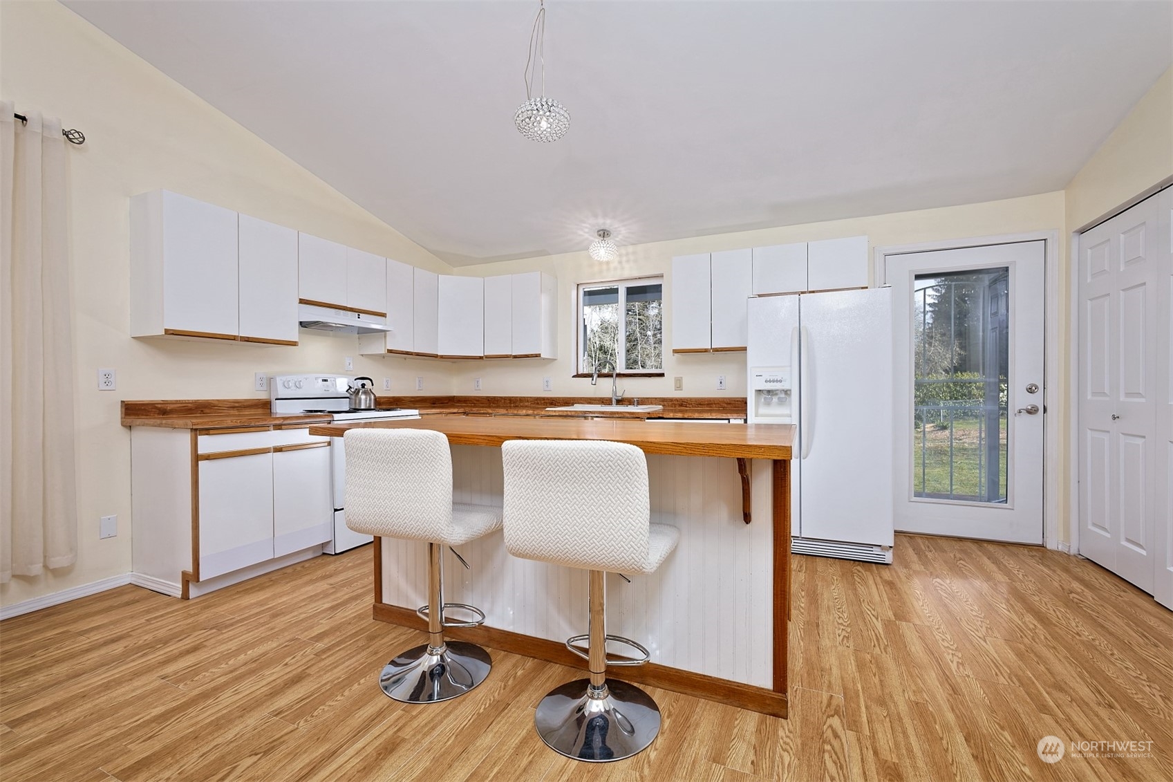 6545 East Grapeview Loop Road Allyn, WA 98524 - Photo 9 of 40 Gallery Image 9