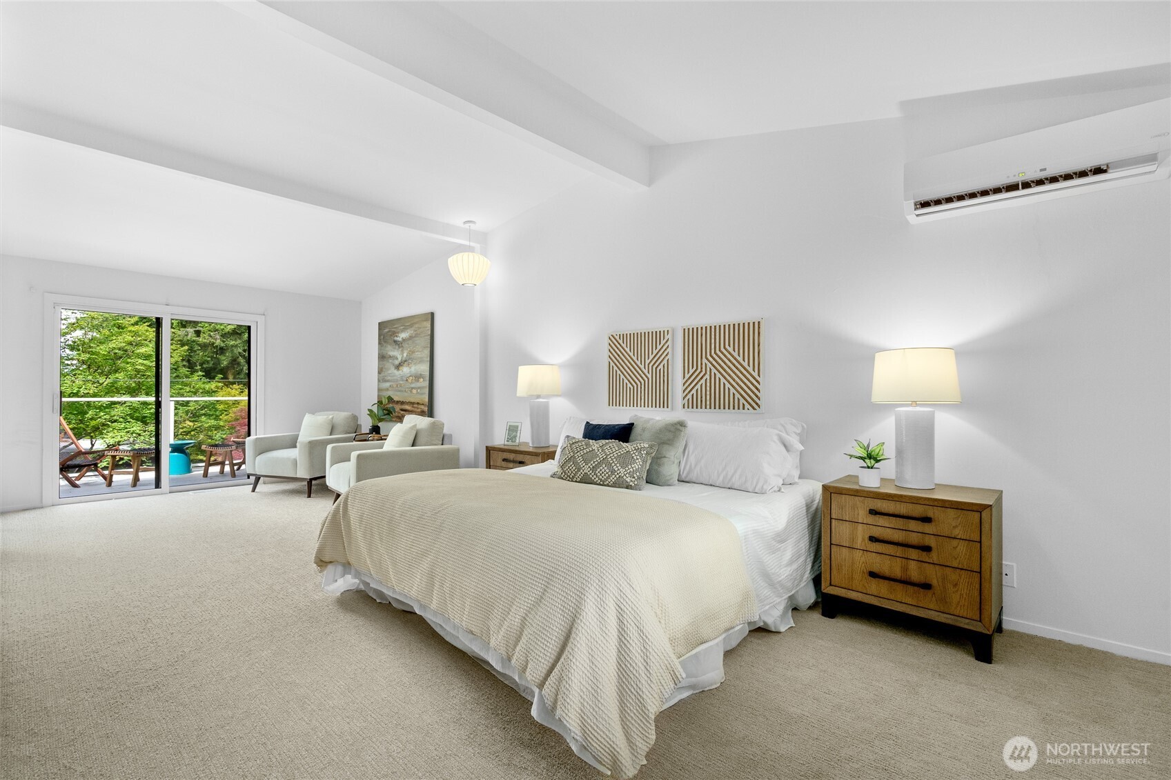 5 Wembley Lane Mercer Island, WA 98040 - Photo 11 of 40 a spacious bedroom with a bed and a large window