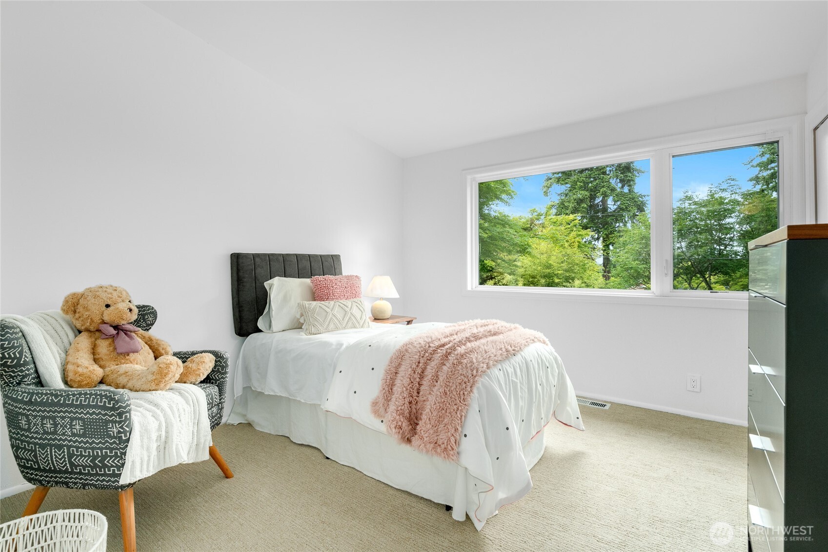5 Wembley Lane Mercer Island, WA 98040 - Photo 18 of 40 a bedroom with a bed and a window