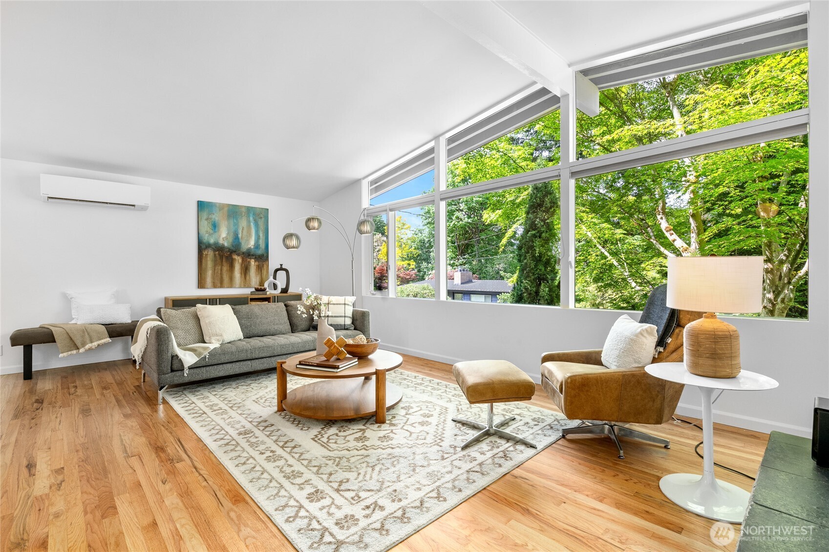 5 Wembley Lane Mercer Island, WA 98040 - Photo 2 of 40 a living room with furniture and a window