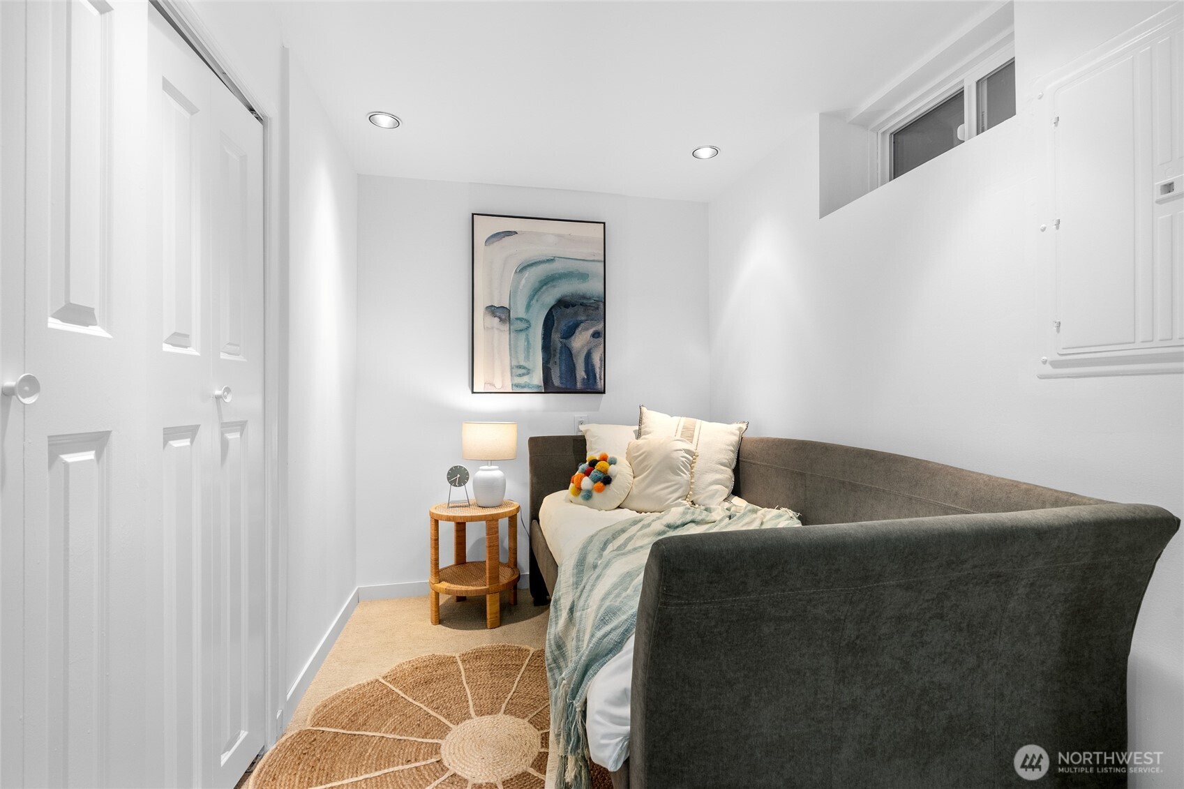 5 Wembley Lane Mercer Island, WA 98040 - Photo 24 of 40 a bedroom with a bed and a mirror