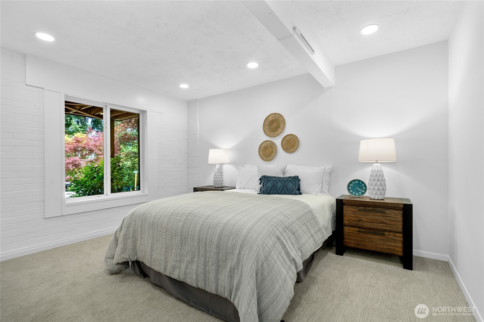 5 Wembley Lane Mercer Island, WA 98040 - Photo 26 of 40 a bedroom with a bed and a window