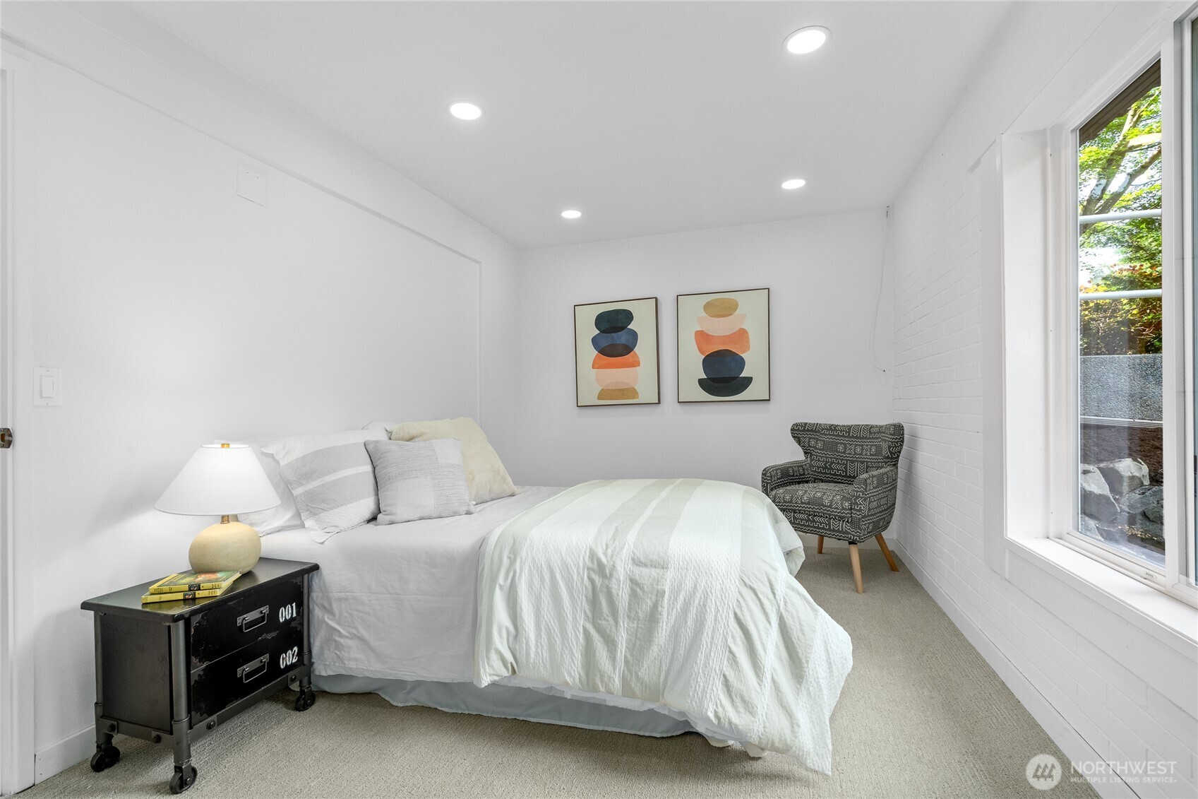 5 Wembley Lane Mercer Island, WA 98040 - Photo 27 of 40 a spacious bedroom with a bed and a window